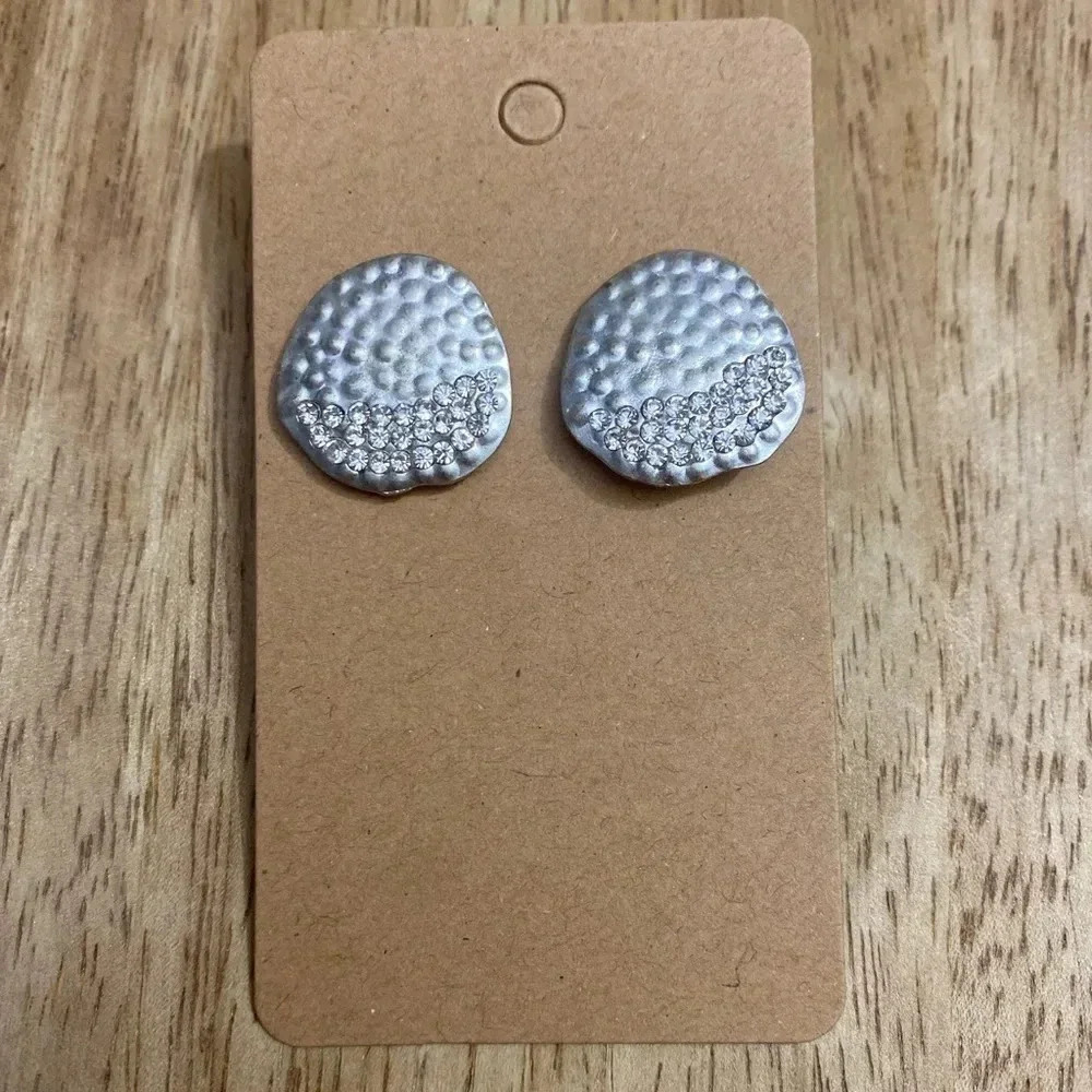 🆕Silver Tone Stud Earrings🆕